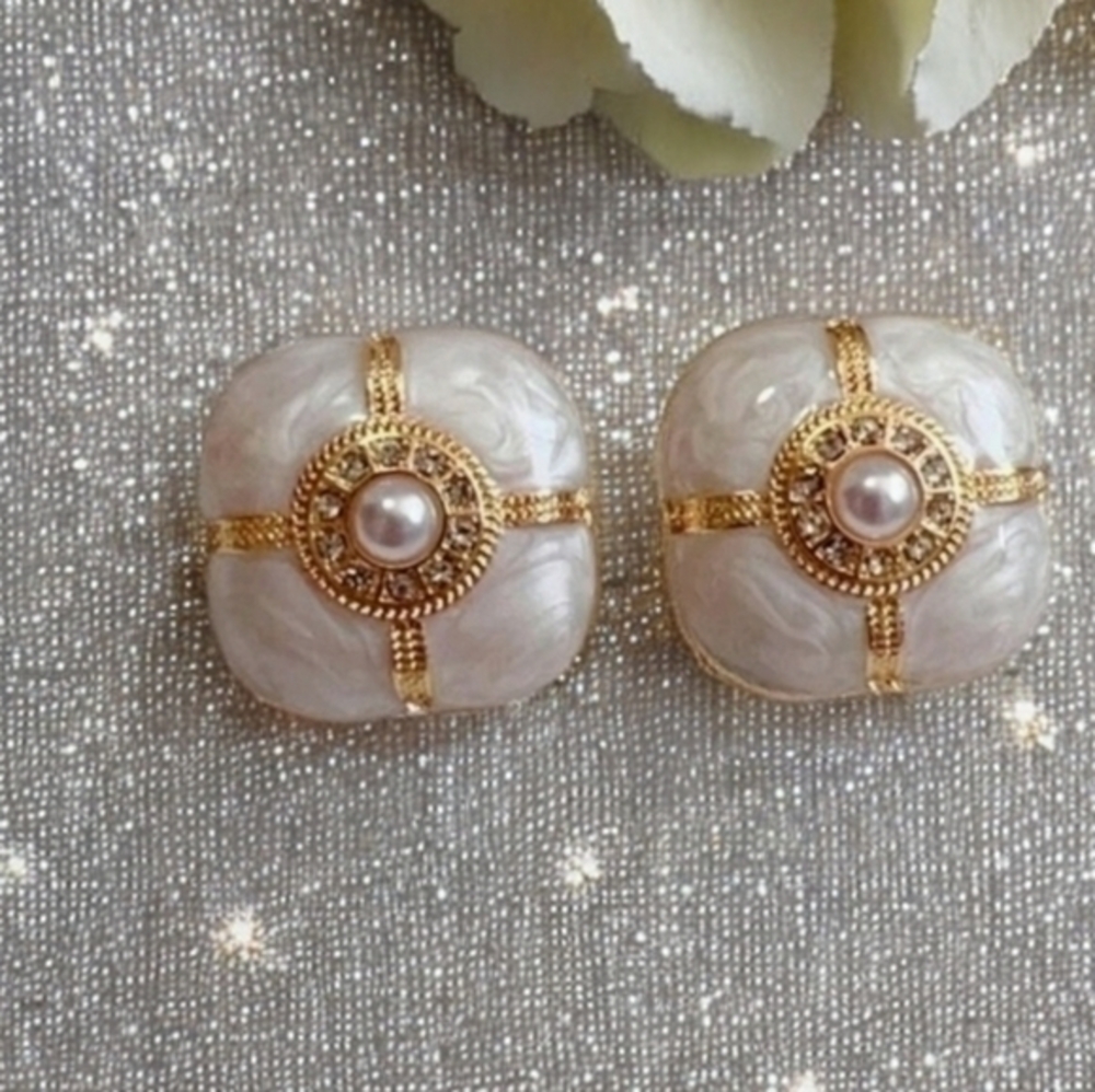 ANTHROPOLOGIE VINTAGE PEARLESCENT STUD EARRINGS